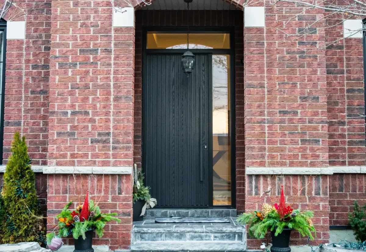 Entrance door with sidelite